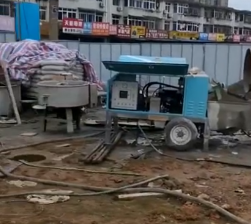混混凝土液壓濕噴機噴射混凝土作業(yè).png