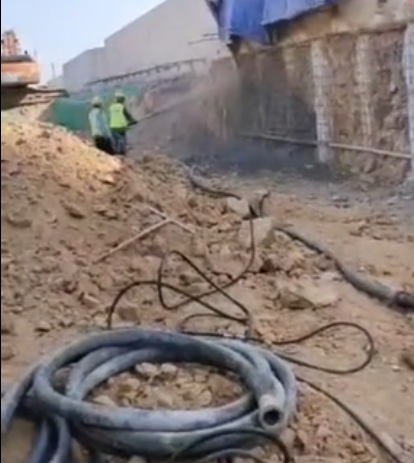 混凝土液壓濕噴機噴射混凝土作業(yè).png